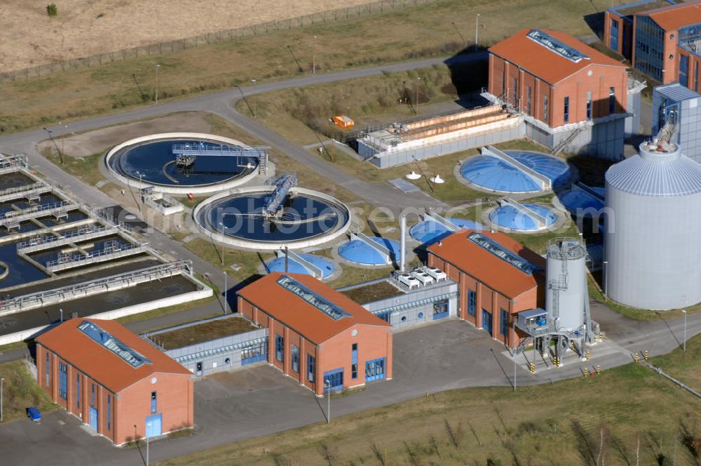 Wandlitz / OT Schönwalde from the bird's eye view: Blick auf das Klärwerk Wansdorf bei Schönwalde. Hier wird das Abwasser aus Brandenburger Kommunen im Nordwesten Berlins und aus Teilen Spandaus behandelt. Das Klärwerk betreiben die Berliner Wasserbetriebe, die Stadtwerke Oranienburg, das Abwasserpumpwerk, und die Abwasserdruckrohrleitung betreibt die Osthavelländische Trinkwasserversorgungs- und Abwasserbehandlungs GmbH. Kontakt: Klärwerk Wansdorf GmbH, Wansdorfer Dorfstr. 1, 14621 Schönwalde-Glien, Tel.: 033231/244 / Berliner Wasserbetriebe, Neue Jüdenstr. 1, 10179 Berlin / Stadtwerke Oranienburg GmbH, Klagenfurter Str. 41, 16515 Oranienburg, Tel.: 03301608-0