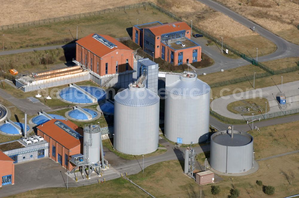 Aerial image Wandlitz / OT Schönwalde - Blick auf das Klärwerk Wansdorf bei Schönwalde. Hier wird das Abwasser aus Brandenburger Kommunen im Nordwesten Berlins und aus Teilen Spandaus behandelt. Das Klärwerk betreiben die Berliner Wasserbetriebe, die Stadtwerke Oranienburg, das Abwasserpumpwerk, und die Abwasserdruckrohrleitung betreibt die Osthavelländische Trinkwasserversorgungs- und Abwasserbehandlungs GmbH. Kontakt: Klärwerk Wansdorf GmbH, Wansdorfer Dorfstr. 1, 14621 Schönwalde-Glien, Tel.: 033231/244 / Berliner Wasserbetriebe, Neue Jüdenstr. 1, 10179 Berlin / Stadtwerke Oranienburg GmbH, Klagenfurter Str. 41, 16515 Oranienburg, Tel.: 03301608-0