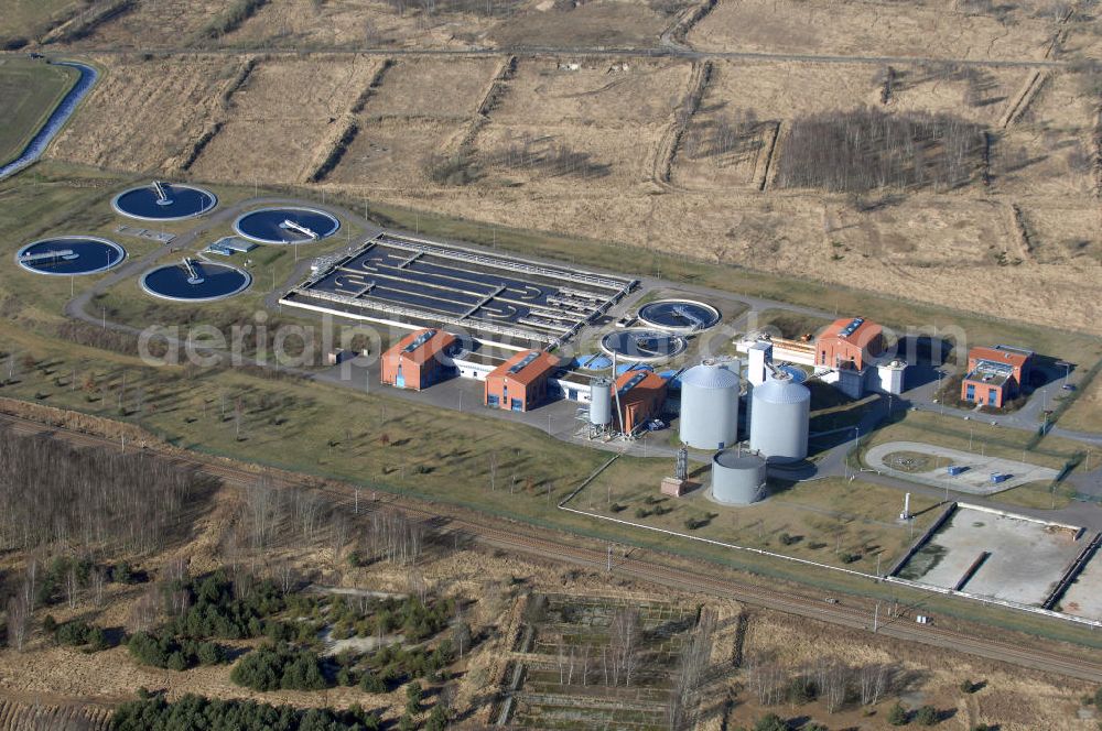 Wandlitz / OT Schönwalde from above - Blick auf das Klärwerk Wansdorf bei Schönwalde. Hier wird das Abwasser aus Brandenburger Kommunen im Nordwesten Berlins und aus Teilen Spandaus behandelt. Das Klärwerk betreiben die Berliner Wasserbetriebe, die Stadtwerke Oranienburg, das Abwasserpumpwerk, und die Abwasserdruckrohrleitung betreibt die Osthavelländische Trinkwasserversorgungs- und Abwasserbehandlungs GmbH. Kontakt: Klärwerk Wansdorf GmbH, Wansdorfer Dorfstr. 1, 14621 Schönwalde-Glien, Tel.: 033231/244 / Berliner Wasserbetriebe, Neue Jüdenstr. 1, 10179 Berlin / Stadtwerke Oranienburg GmbH, Klagenfurter Str. 41, 16515 Oranienburg, Tel.: 03301608-0