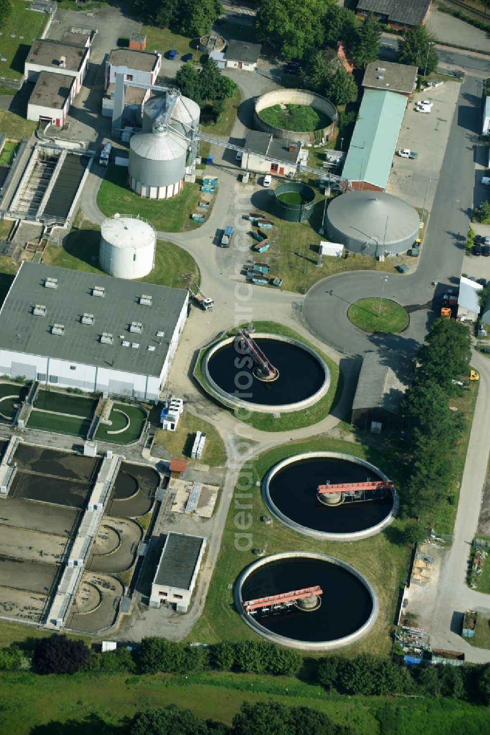 Gifhorn from above - Sewage works Basin and purification steps for waste water treatment of the Abwasser- u. Strassenreinigungsbetrieb in Gifhorn in the state Lower Saxony