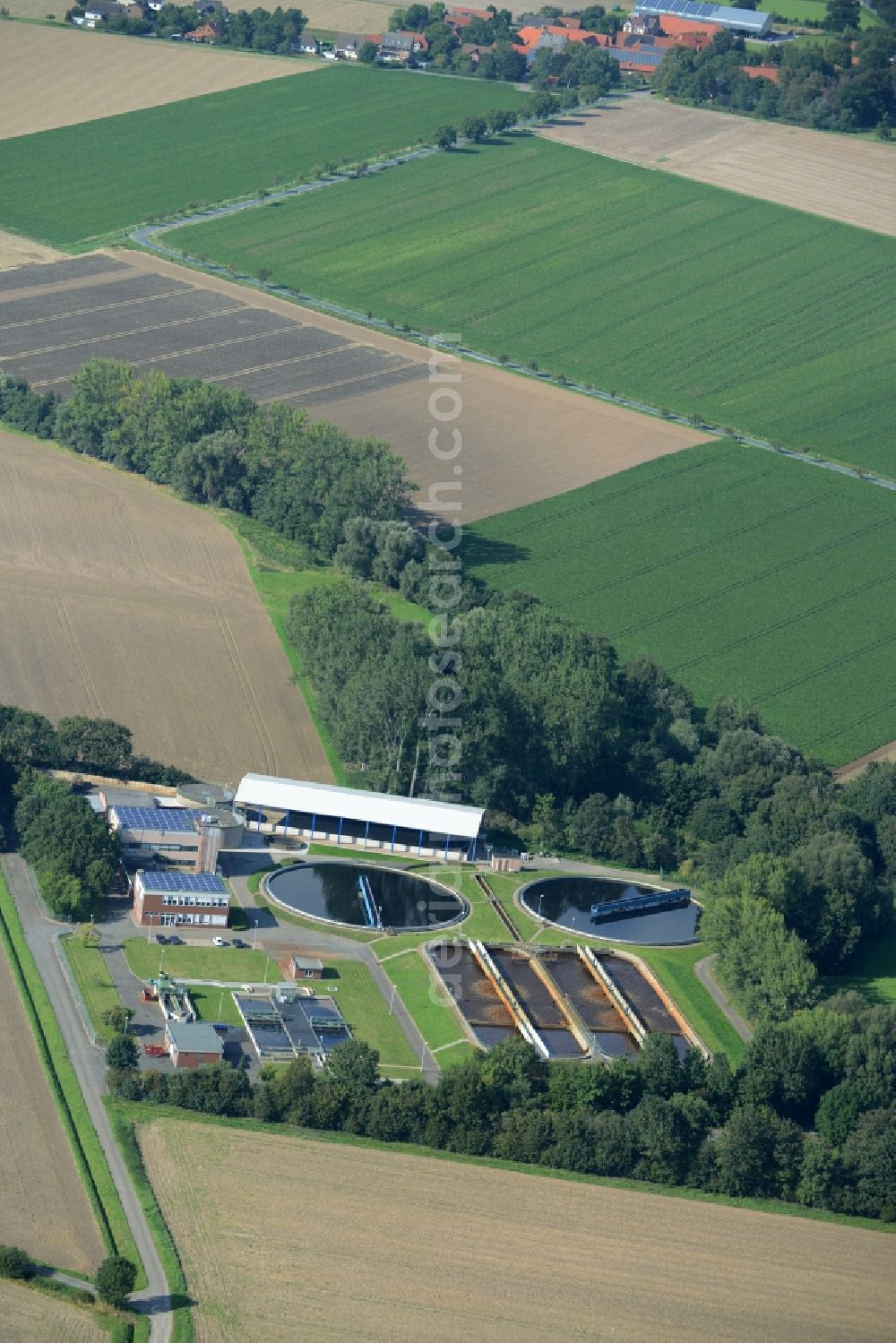 Barsinghausen from the bird's eye view: Sewage works Basin and purification steps for waste water treatment in the north of the village Grossgoltern at the Suedaue in Barsinghausen in the state Lower Saxony