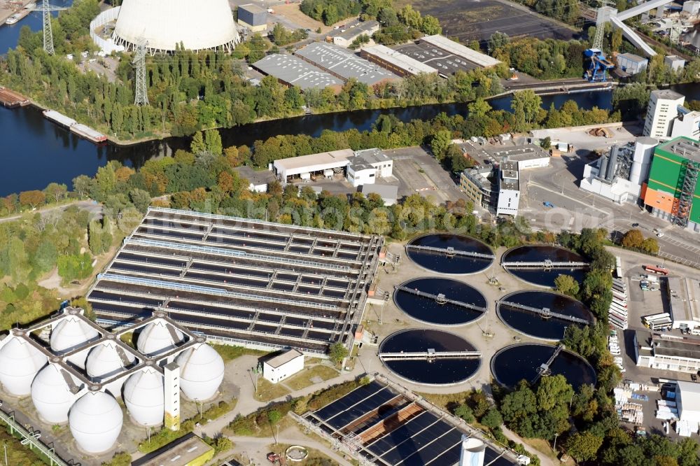 Aerial image Berlin - Sewage works Basin and purification steps for waste water treatment of Berliner Wasserbetriebe destrict Ruhleben in Berlin