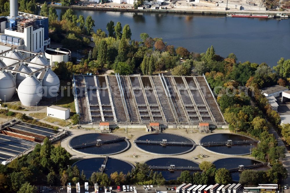 Berlin from the bird's eye view: Sewage works Basin and purification steps for waste water treatment of Berliner Wasserbetriebe destrict Ruhleben in Berlin