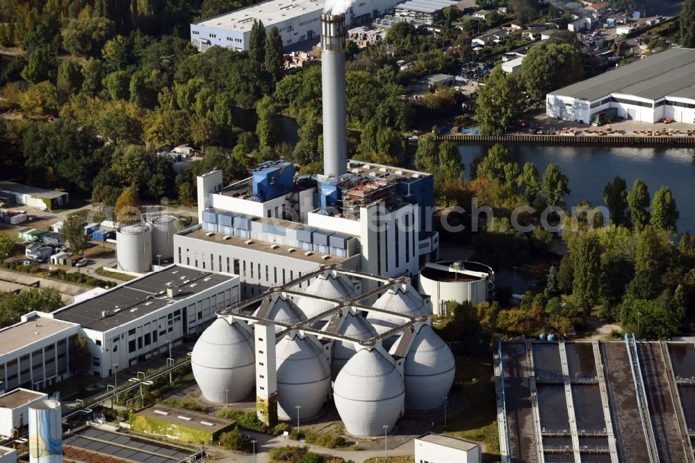 Aerial image Berlin - Sewage works Basin and purification steps for waste water treatment of Berliner Wasserbetriebe destrict Ruhleben in Berlin