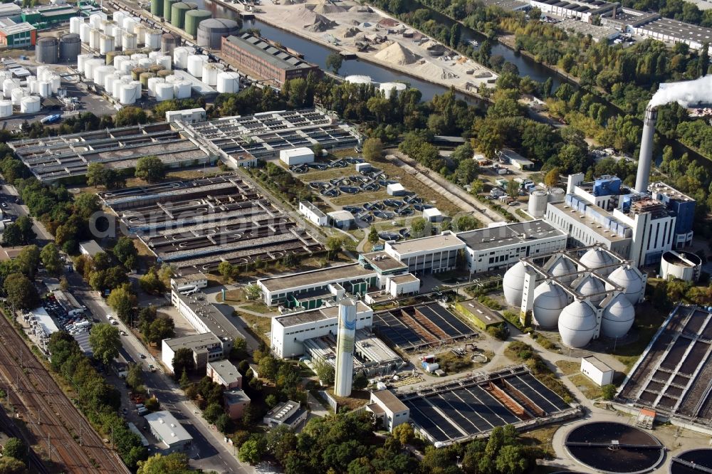 Aerial image Berlin - Sewage works Basin and purification steps for waste water treatment of Berliner Wasserbetriebe destrict Ruhleben in Berlin