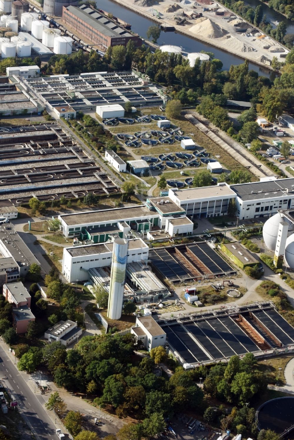 Aerial photograph Berlin - Sewage works Basin and purification steps for waste water treatment of Berliner Wasserbetriebe destrict Ruhleben in Berlin