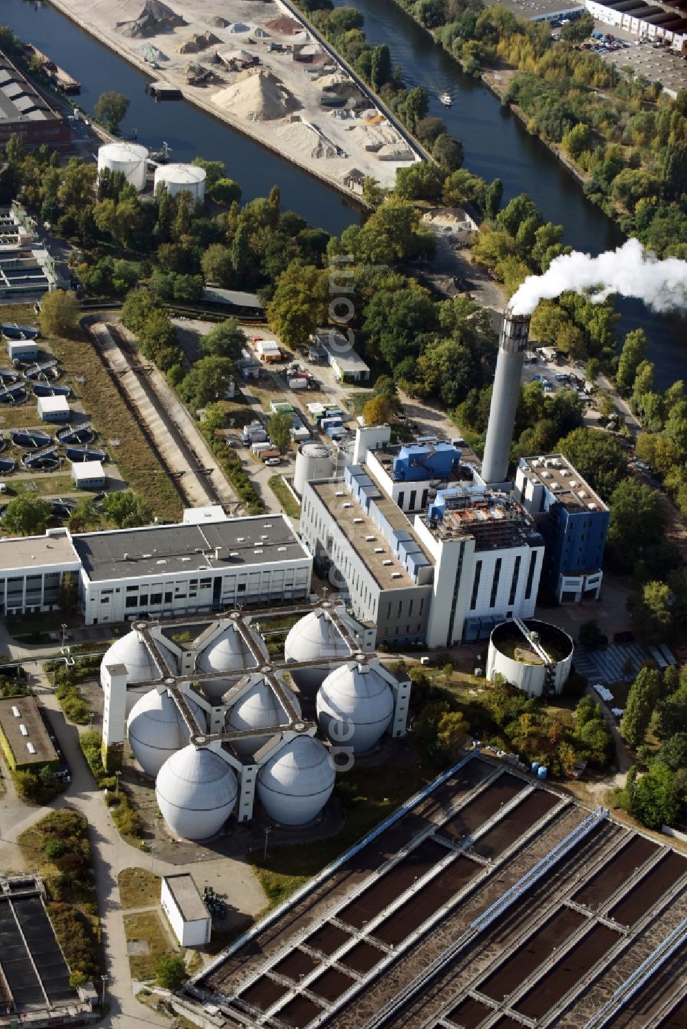 Berlin from above - Sewage works Basin and purification steps for waste water treatment of Berliner Wasserbetriebe destrict Ruhleben in Berlin