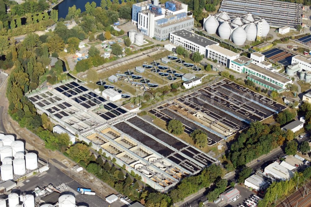 Aerial image Berlin - Sewage works Basin and purification steps for waste water treatment of Berliner Wasserbetriebe destrict Ruhleben in Berlin