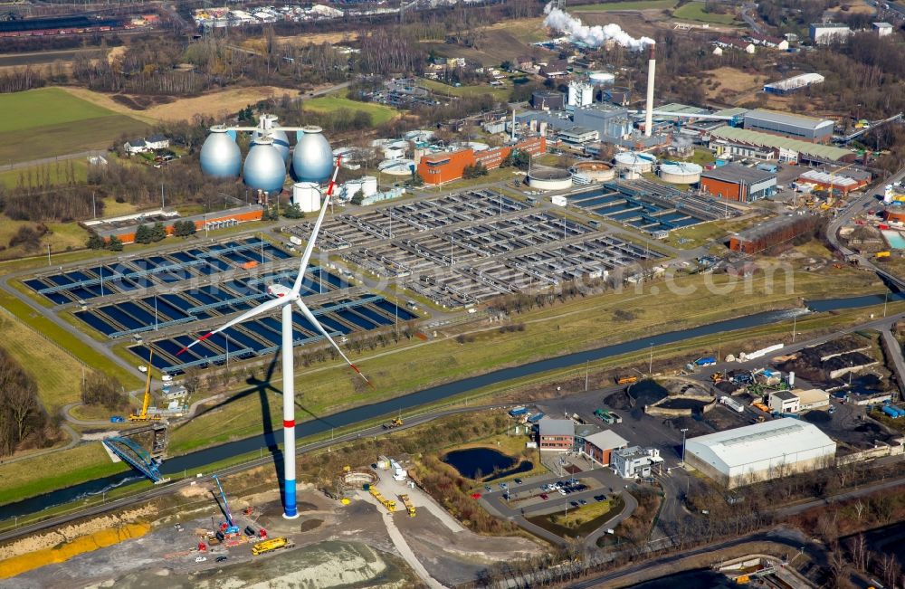 Bottrop from the bird's eye view: Sewage works Basin and purification steps for waste water treatment Emschergenossenschaft Klaeranlage Bottrop in Bottrop in the state North Rhine-Westphalia