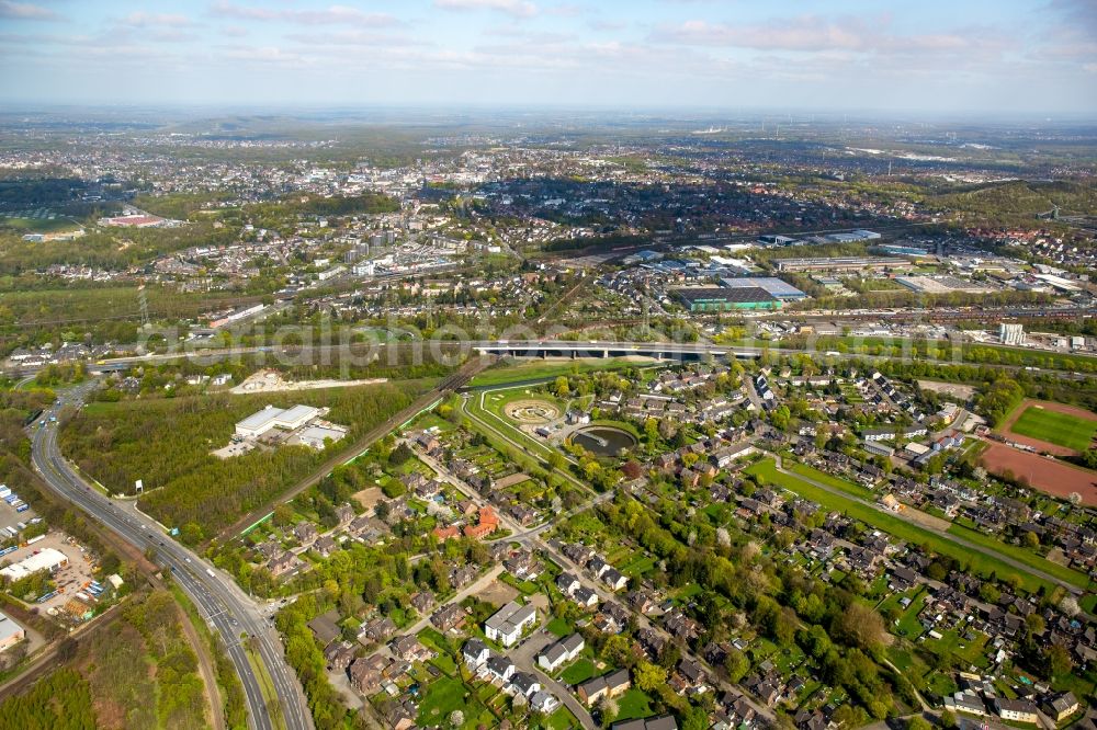 Bottrop from the bird's eye view: Sewage works Basin and purification steps for waste water treatment on Ebelstrasse in Bernepark in Bottrop in the state North Rhine-Westphalia