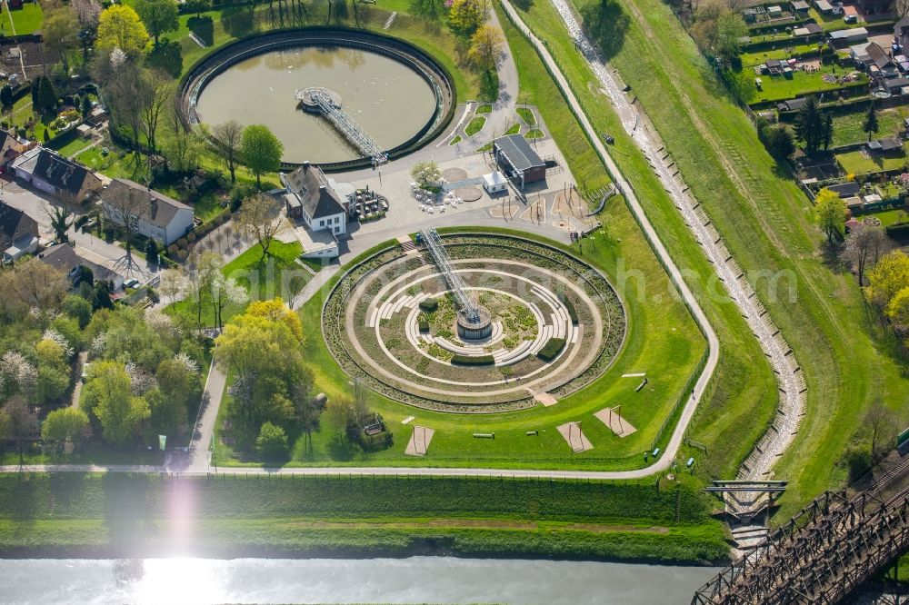 Bottrop from the bird's eye view: Sewage works Basin and purification steps for waste water treatment on Ebelstrasse in Bernepark in Bottrop in the state North Rhine-Westphalia