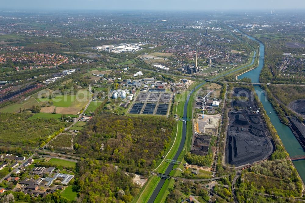 Bottrop from the bird's eye view: Sewage works Basin and purification steps for waste water treatment AKE of Emschergenossenschaft in Bottrop in the state North Rhine-Westphalia