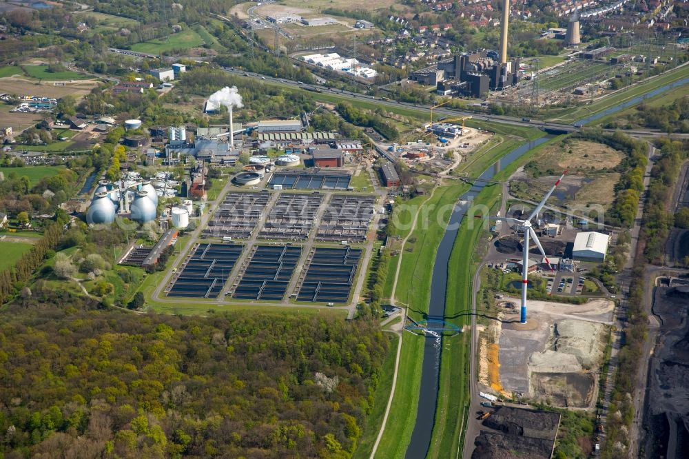 Aerial image Bottrop - Sewage works Basin and purification steps for waste water treatment AKE of Emschergenossenschaft in Bottrop in the state North Rhine-Westphalia