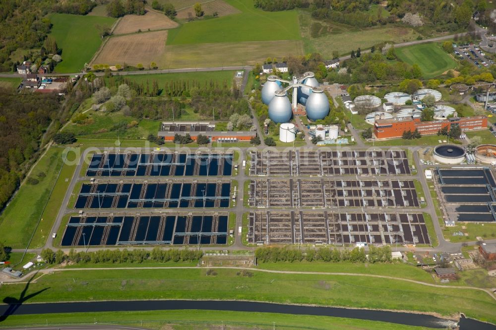 Bottrop from above - Sewage works Basin and purification steps for waste water treatment AKE of Emschergenossenschaft in Bottrop in the state North Rhine-Westphalia