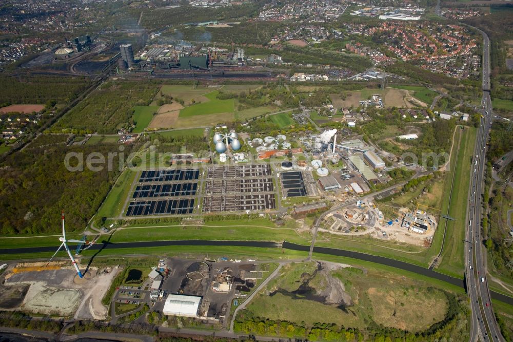 Bottrop from the bird's eye view: Sewage works Basin and purification steps for waste water treatment AKE of Emschergenossenschaft in Bottrop in the state North Rhine-Westphalia