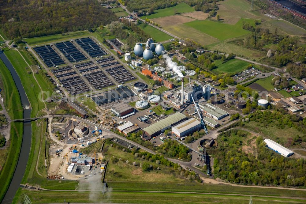 Bottrop from the bird's eye view: Sewage works Basin and purification steps for waste water treatment AKE of Emschergenossenschaft in Bottrop in the state North Rhine-Westphalia