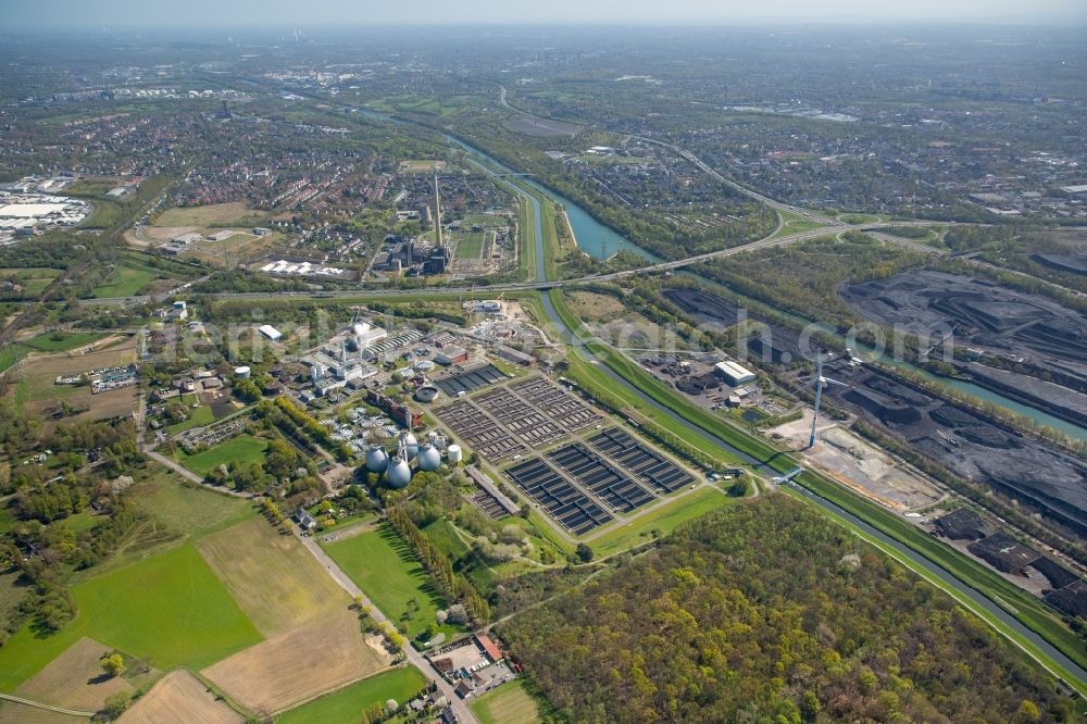 Aerial photograph Bottrop - Sewage works Basin and purification steps for waste water treatment AKE of Emschergenossenschaft in Bottrop in the state North Rhine-Westphalia