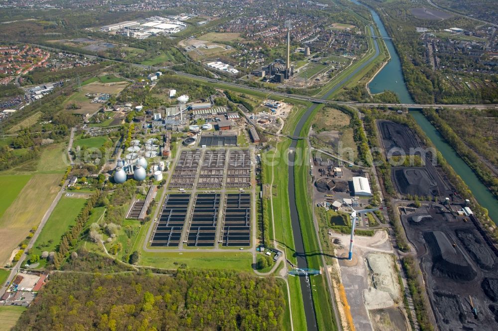 Bottrop from above - Sewage works Basin and purification steps for waste water treatment AKE of Emschergenossenschaft in Bottrop in the state North Rhine-Westphalia