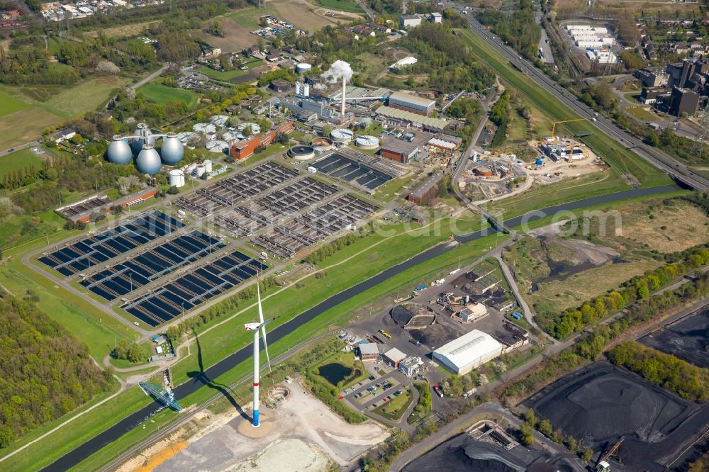 Bottrop from the bird's eye view: Sewage works Basin and purification steps for waste water treatment AKE of Emschergenossenschaft in Bottrop in the state North Rhine-Westphalia