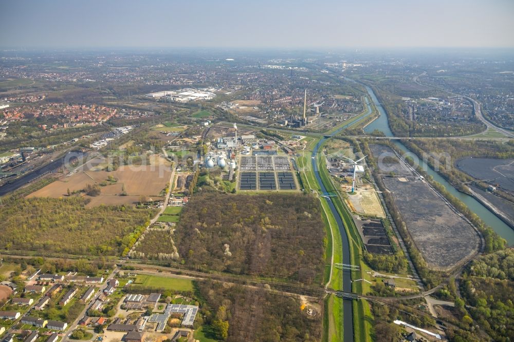 Bottrop from above - Sewage works Basin and purification steps for waste water treatment Emschergenossenschaft Klaeranlage Bottrop in Bottrop in the state North Rhine-Westphalia