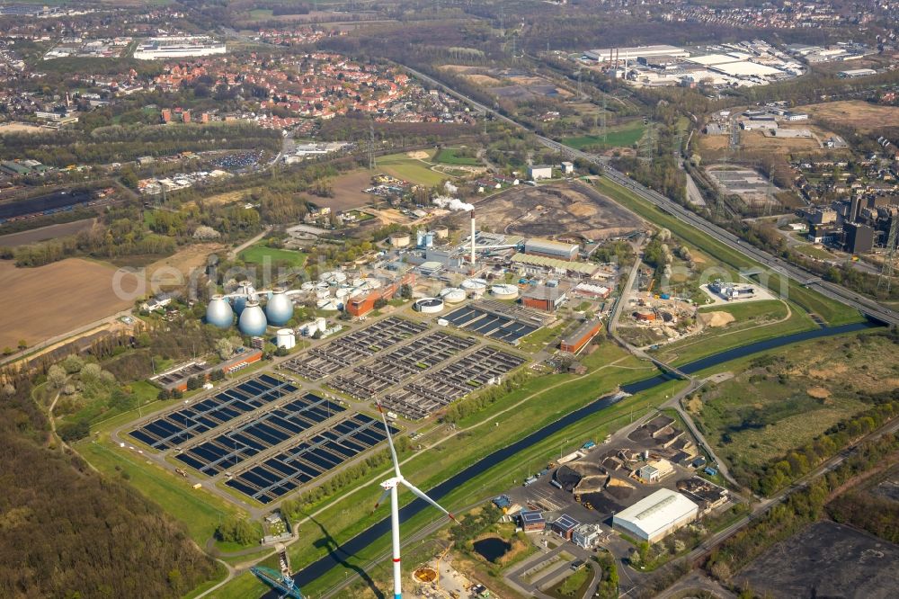 Bottrop from the bird's eye view: Sewage works Basin and purification steps for waste water treatment Emschergenossenschaft Klaeranlage Bottrop in Bottrop in the state North Rhine-Westphalia