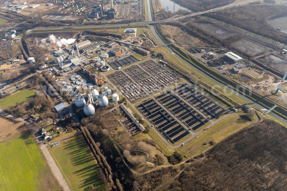 Bottrop from the bird's eye view: Sewage works Basin and purification steps for waste water treatment in Bottrop in the state North Rhine-Westphalia, Germany