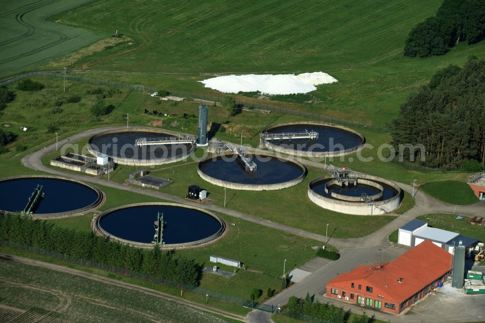 Cumlosen from above - Sewage works Basin and purification steps for waste water treatment in Cumlosen in the state Brandenburg