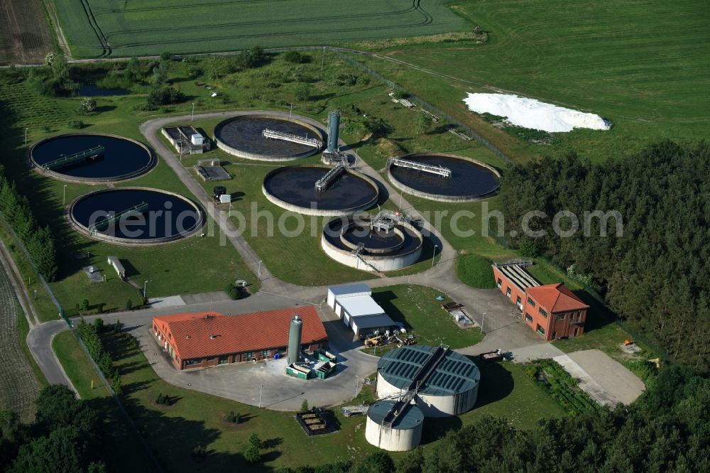 Cumlosen from the bird's eye view: Sewage works Basin and purification steps for waste water treatment in Cumlosen in the state Brandenburg