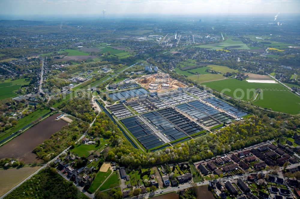 Duisburg from the bird's eye view: Sewage works Basin and purification steps for waste water treatment Emschermuendung in Duisburg in the state North Rhine-Westphalia