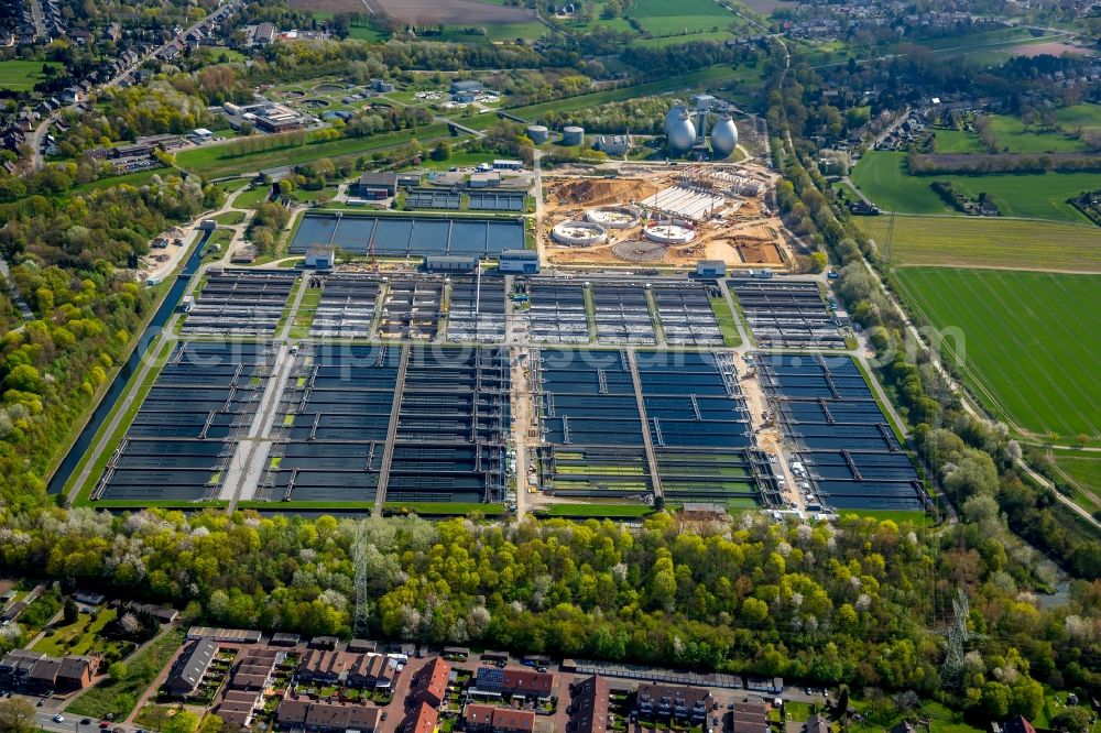 Aerial image Duisburg - Sewage works Basin and purification steps for waste water treatment Emschermuendung in Duisburg in the state North Rhine-Westphalia