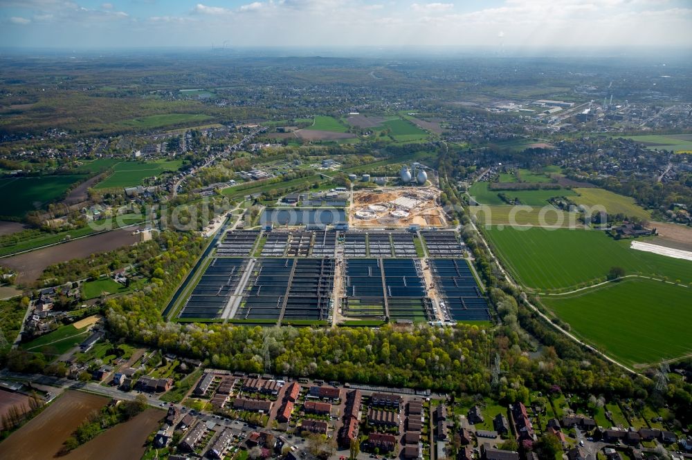 Aerial photograph Duisburg - Sewage works Basin and purification steps for waste water treatment Emschermuendung in Duisburg in the state North Rhine-Westphalia