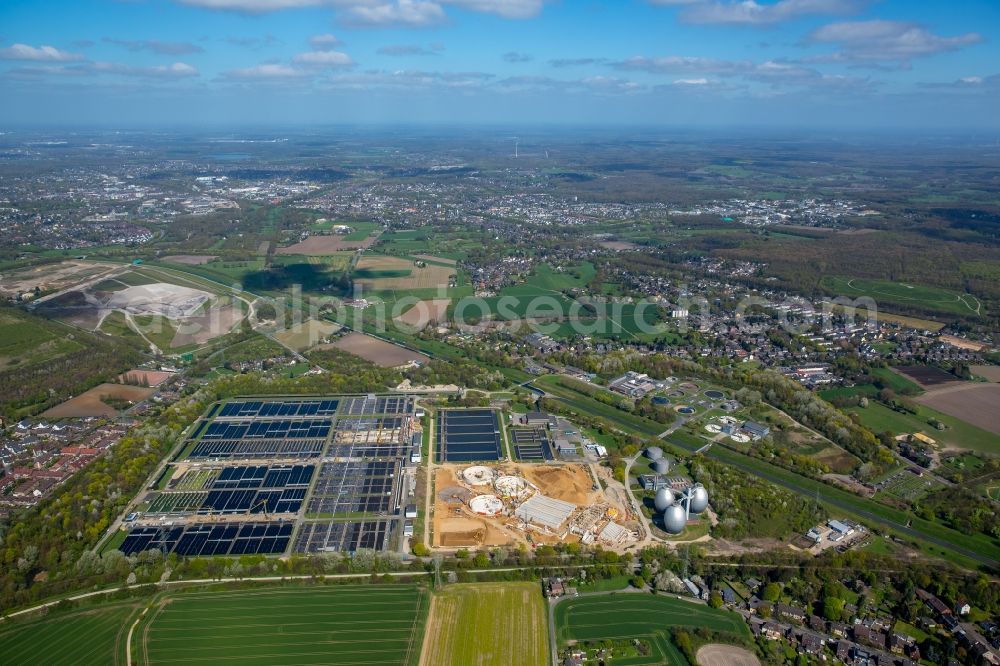 Aerial photograph Duisburg - Sewage works Basin and purification steps for waste water treatment Emschermuendung in Duisburg in the state North Rhine-Westphalia