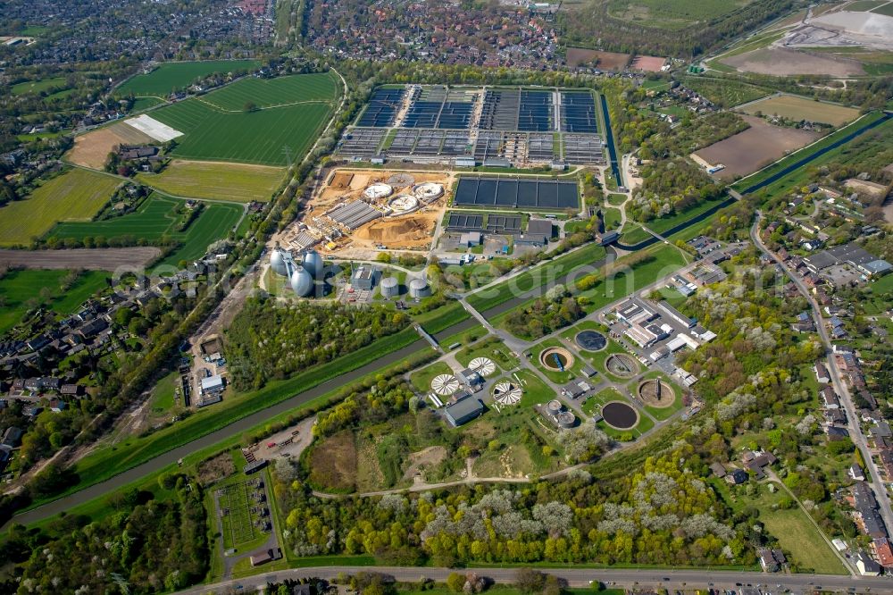 Duisburg from the bird's eye view: Sewage works Basin and purification steps for waste water treatment Emschermuendung in Duisburg in the state North Rhine-Westphalia