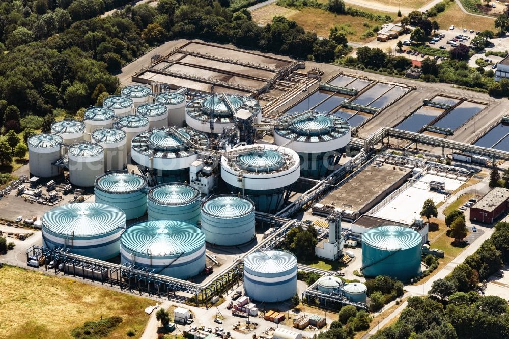 Leverkusen from above - Sewage works Basin and purification steps for waste water treatment Entsorgungszentrum Leverkusen in Leverkusen in the state North Rhine-Westphalia, Germany