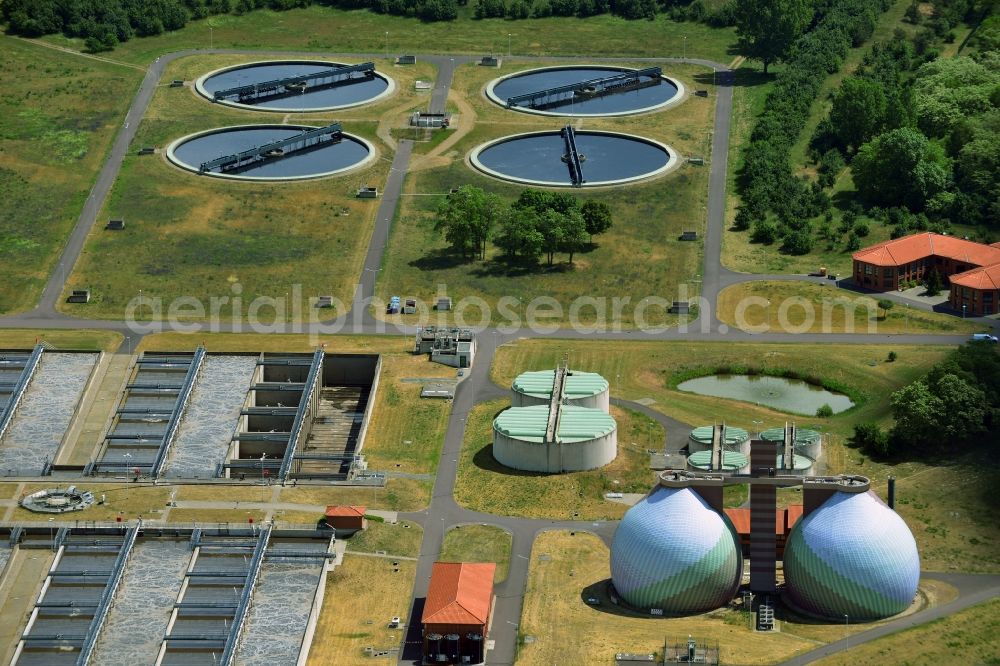 Gerwisch from the bird's eye view: Sewage works Basin and purification steps for waste water treatment Abwassergesellschaft Magdeburg mbH in Gerwisch in the state Saxony-Anhalt