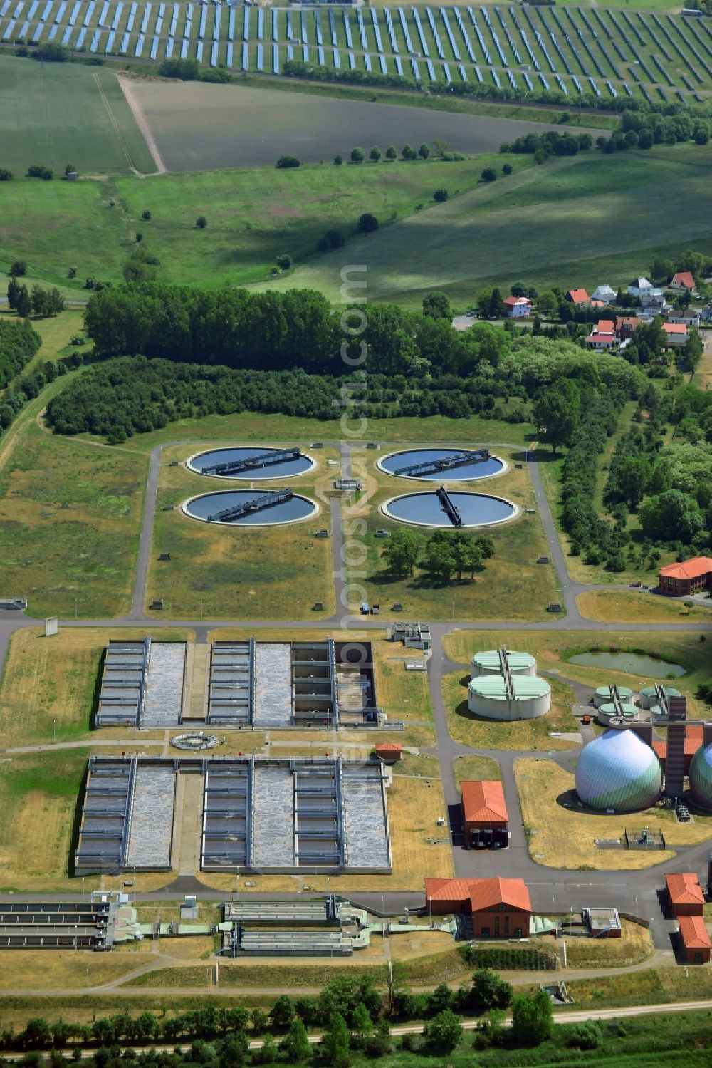 Aerial photograph Gerwisch - Sewage works Basin and purification steps for waste water treatment Abwassergesellschaft Magdeburg mbH in Gerwisch in the state Saxony-Anhalt