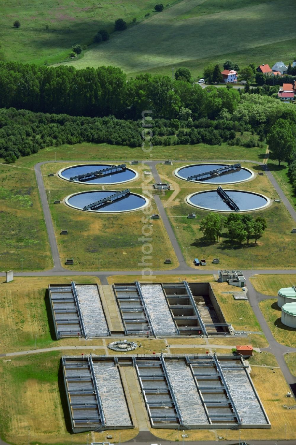 Gerwisch from the bird's eye view: Sewage works Basin and purification steps for waste water treatment Abwassergesellschaft Magdeburg mbH in Gerwisch in the state Saxony-Anhalt