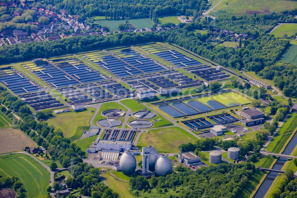 Aerial photograph Duisburg - Sewage treatment plant basins and cleaning stages for wastewater treatment at the Emschermuendung sewage treatment plant on Turmstrasse in the Walsum district of Dinslaken in the state of North Rhine-Westphalia, Germany