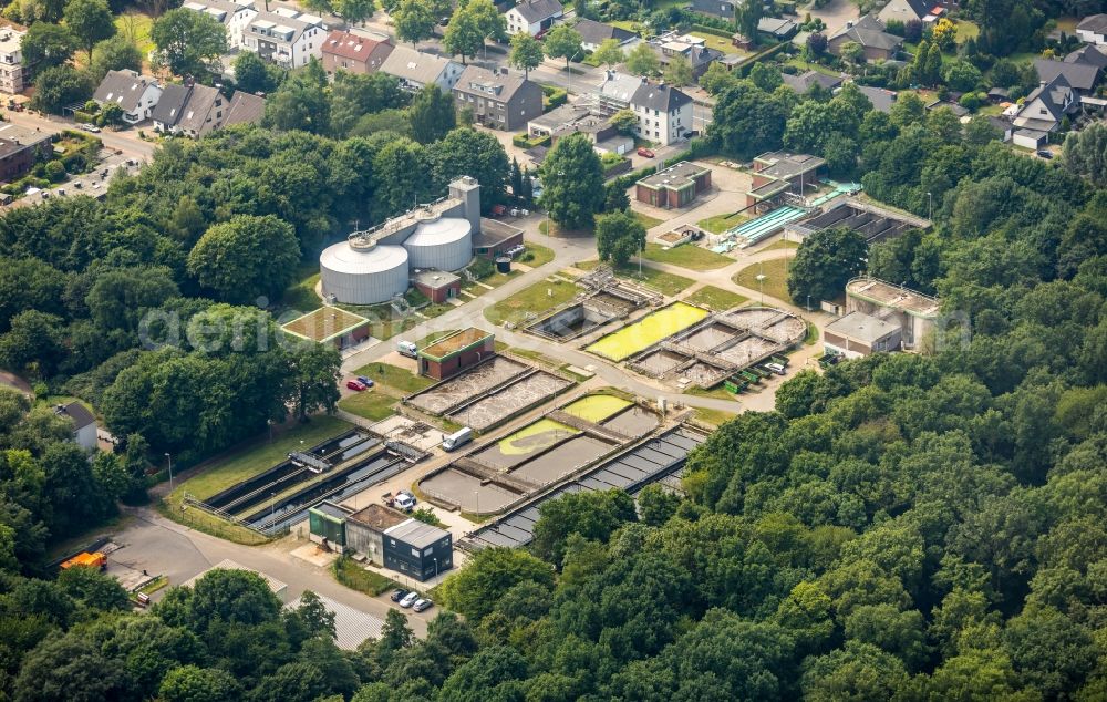 Aerial image Dinslaken - Sewage works Basin and purification steps for waste water treatment of Klaeranlage Klaeranlage on Wohnungsbusch of Din-Service in Dinslaken in the state North Rhine-Westphalia, Germany