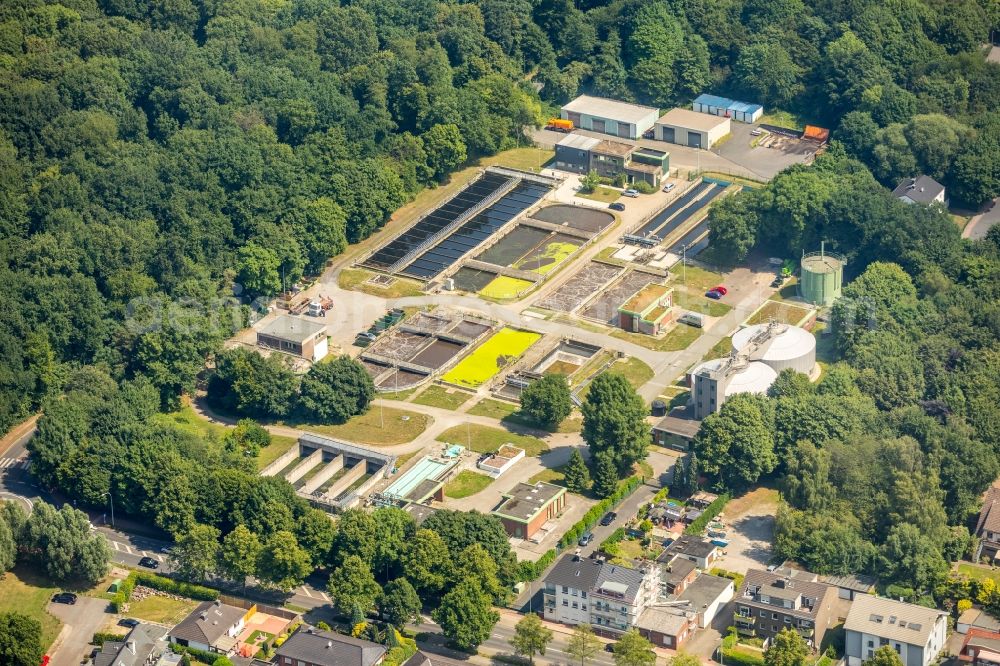 Aerial photograph Dinslaken - Sewage works Basin and purification steps for waste water treatment of Klaeranlage Klaeranlage on Wohnungsbusch of Din-Service in Dinslaken in the state North Rhine-Westphalia, Germany