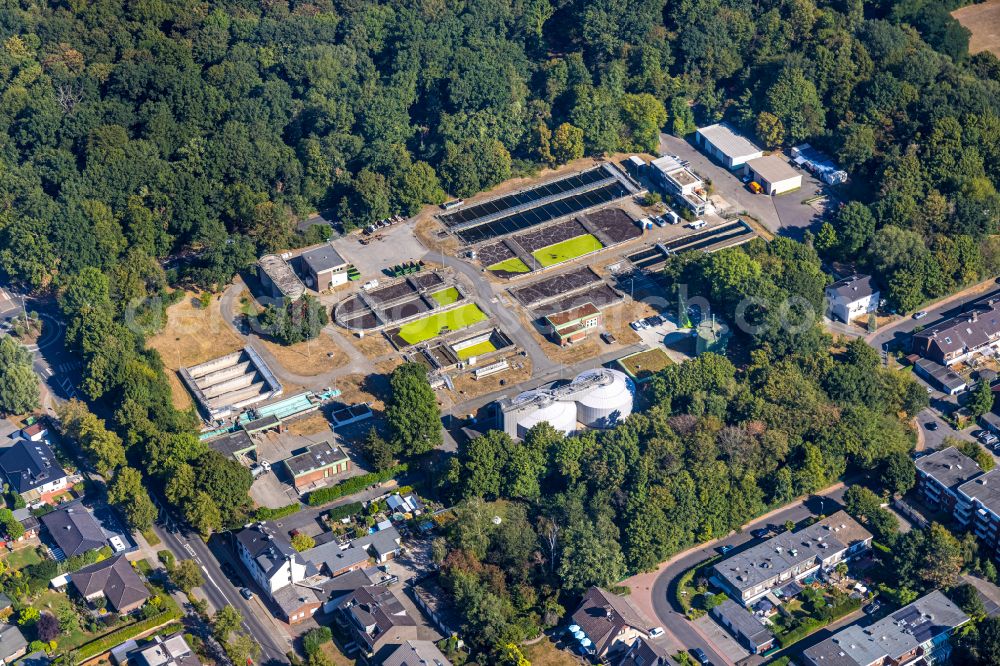 Aerial photograph Dinslaken - Sewage works Basin and purification steps for waste water treatment of Klaeranlage Klaeranlage on Wohnungsbusch of Din-Service in Dinslaken in the state North Rhine-Westphalia, Germany