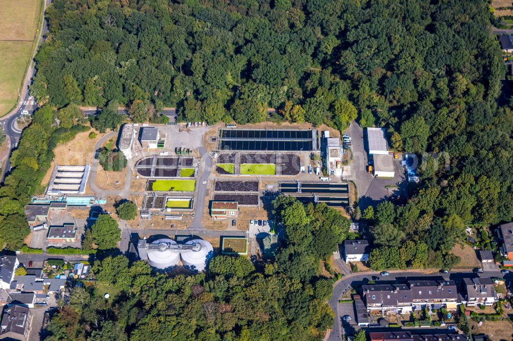 Dinslaken from above - Sewage works Basin and purification steps for waste water treatment of Klaeranlage Klaeranlage on Wohnungsbusch of Din-Service in Dinslaken in the state North Rhine-Westphalia, Germany