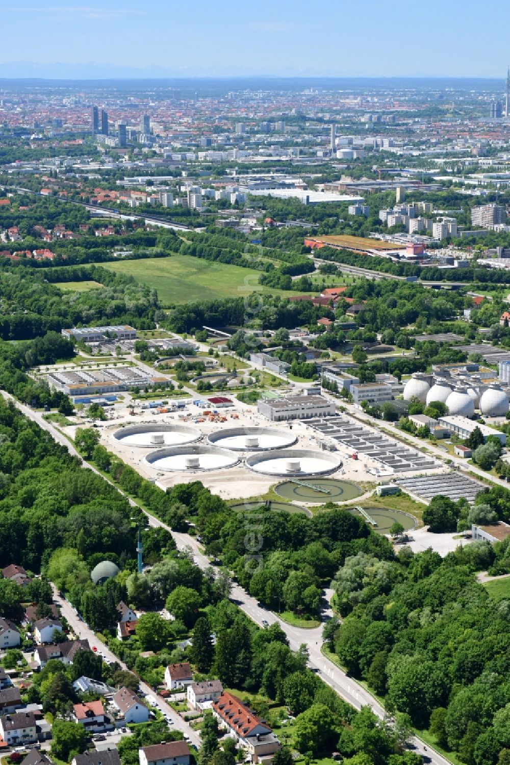 München from above - Sewage works Basin and purification steps for waste water treatment of Klaerwerk Gut Grosslappen in Munich in the state Bavaria, Germany