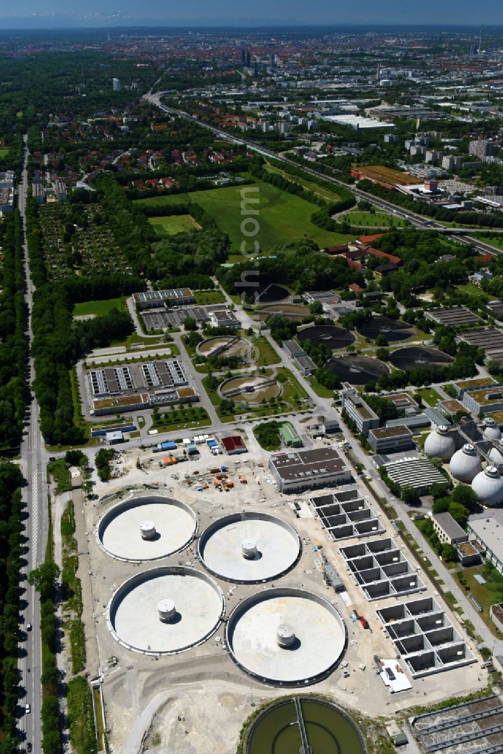 Aerial photograph München - Sewage works Basin and purification steps for waste water treatment of Klaerwerk Gut Grosslappen in Munich in the state Bavaria, Germany