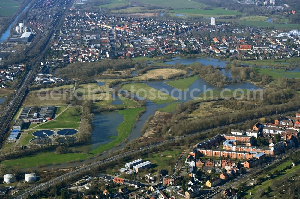 Aerial photograph Seelze - Sewage works Basin and purification steps for waste water treatment of Klaerwerk Herrenhausen overlooking the course of the Leine river in Seelze in the state Lower Saxony, Germany