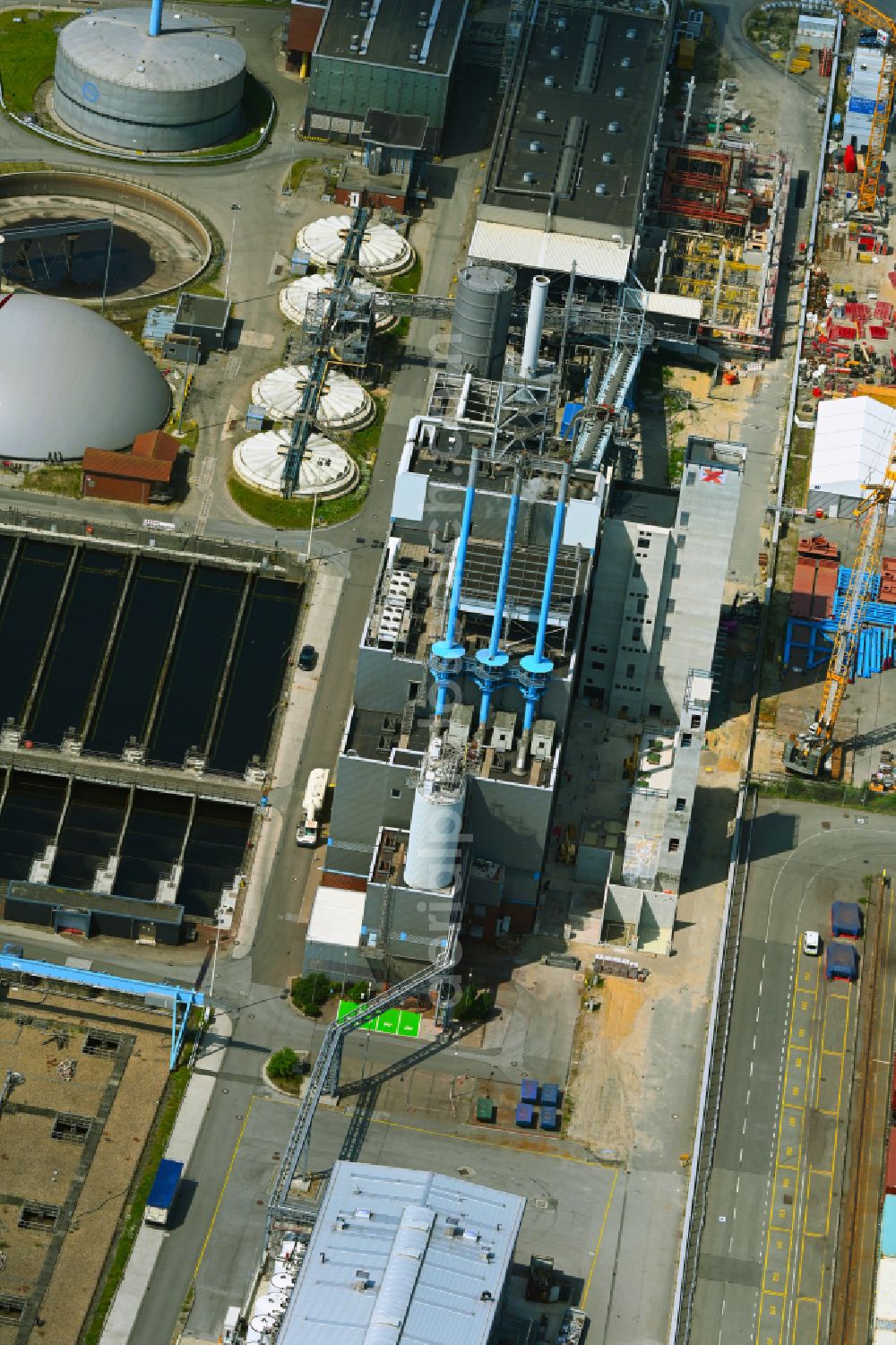 Hamburg from the bird's eye view: Sewage works Basin and purification steps for waste water treatment of sewage works Koehlbrandhoeft in Hamburg port