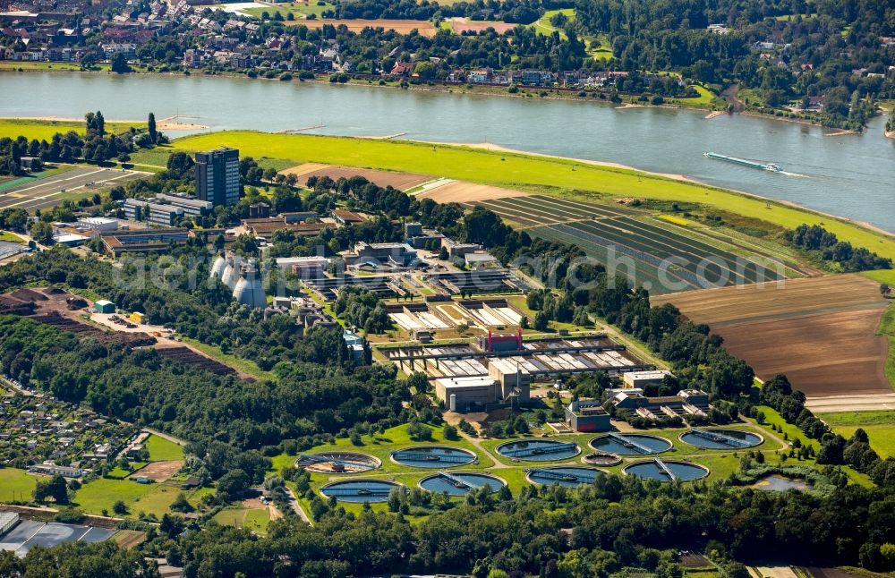 Aerial photograph Düsseldorf - Sewage works Basin and purification steps for waste water treatment of the sewage works Duesseldorf Sued at Hammer Deich in Duesseldorf in the state North Rhine-Westphalia