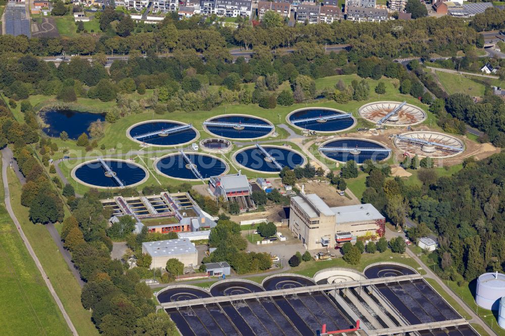 Düsseldorf from the bird's eye view: Wastewater treatment plant basins and cleaning stages for wastewater treatment at the Duesseldorf South wastewater treatment plant on Hammer Deich in Duesseldorf in the federal state of North Rhine-Westphalia