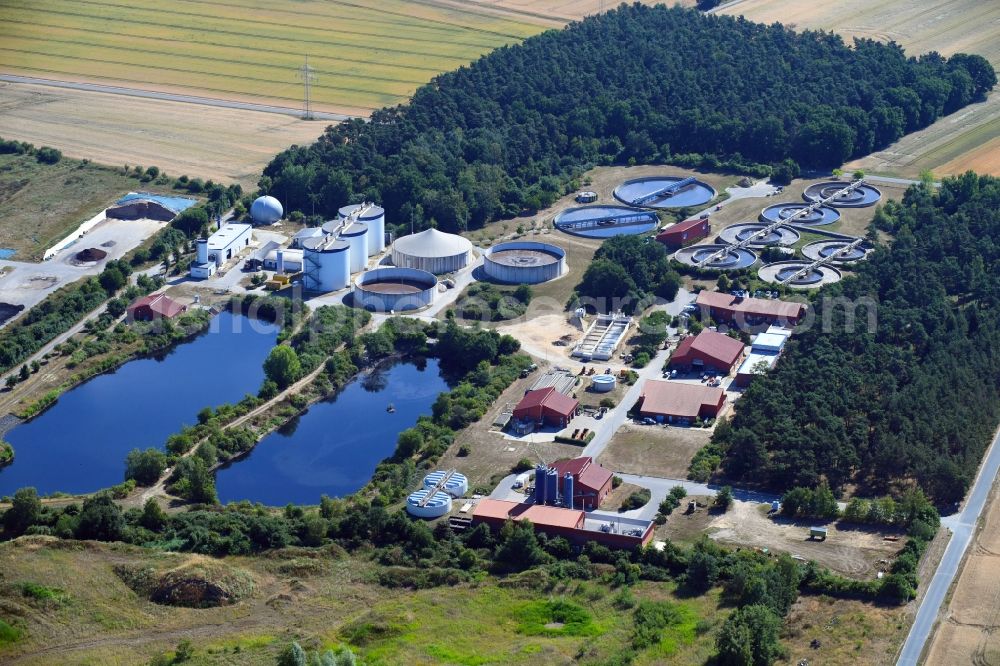 Wolfsburg from above - Sewage works Basin and purification steps for waste water treatment of Abwasserverband Wolfsburg Zum Stahlberg in the district Brackstedt-Velstove-Warmenau in Wolfsburg in the state Lower Saxony, Germany