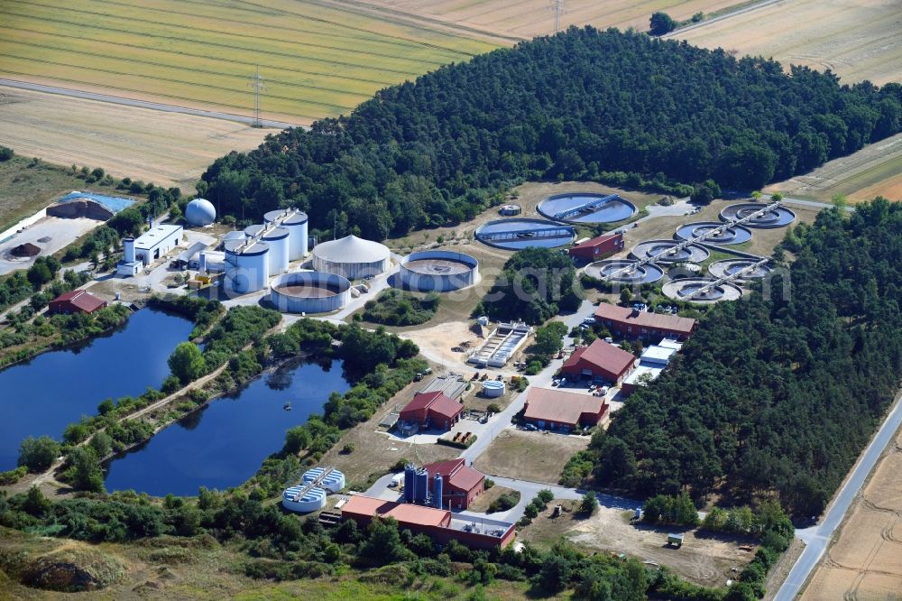 Wolfsburg from the bird's eye view: Sewage works Basin and purification steps for waste water treatment of Abwasserverband Wolfsburg Zum Stahlberg in the district Brackstedt-Velstove-Warmenau in Wolfsburg in the state Lower Saxony, Germany